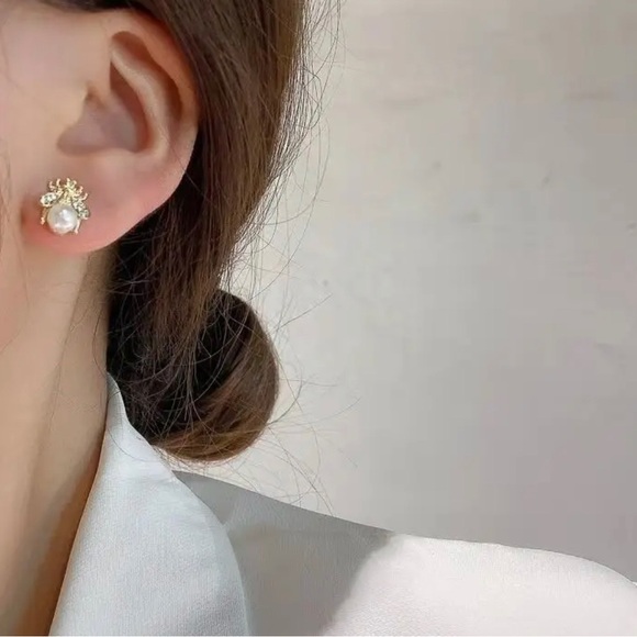 Super Cute and Elegant Bumble Bee Earrings - Picture 2 of 3